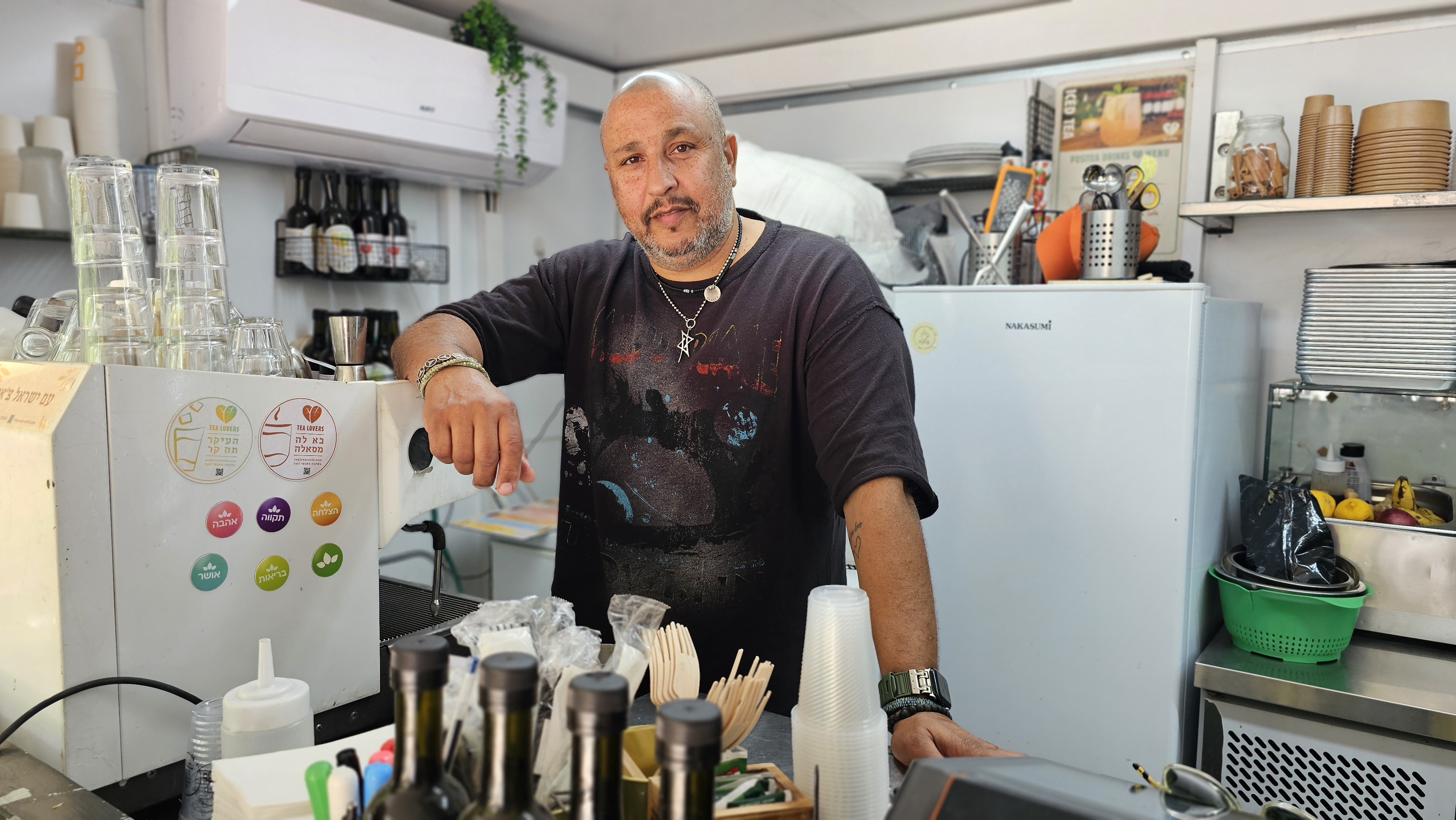 שמוליק ירון, קפה סוזנה. צילום: אירה מקיינקו