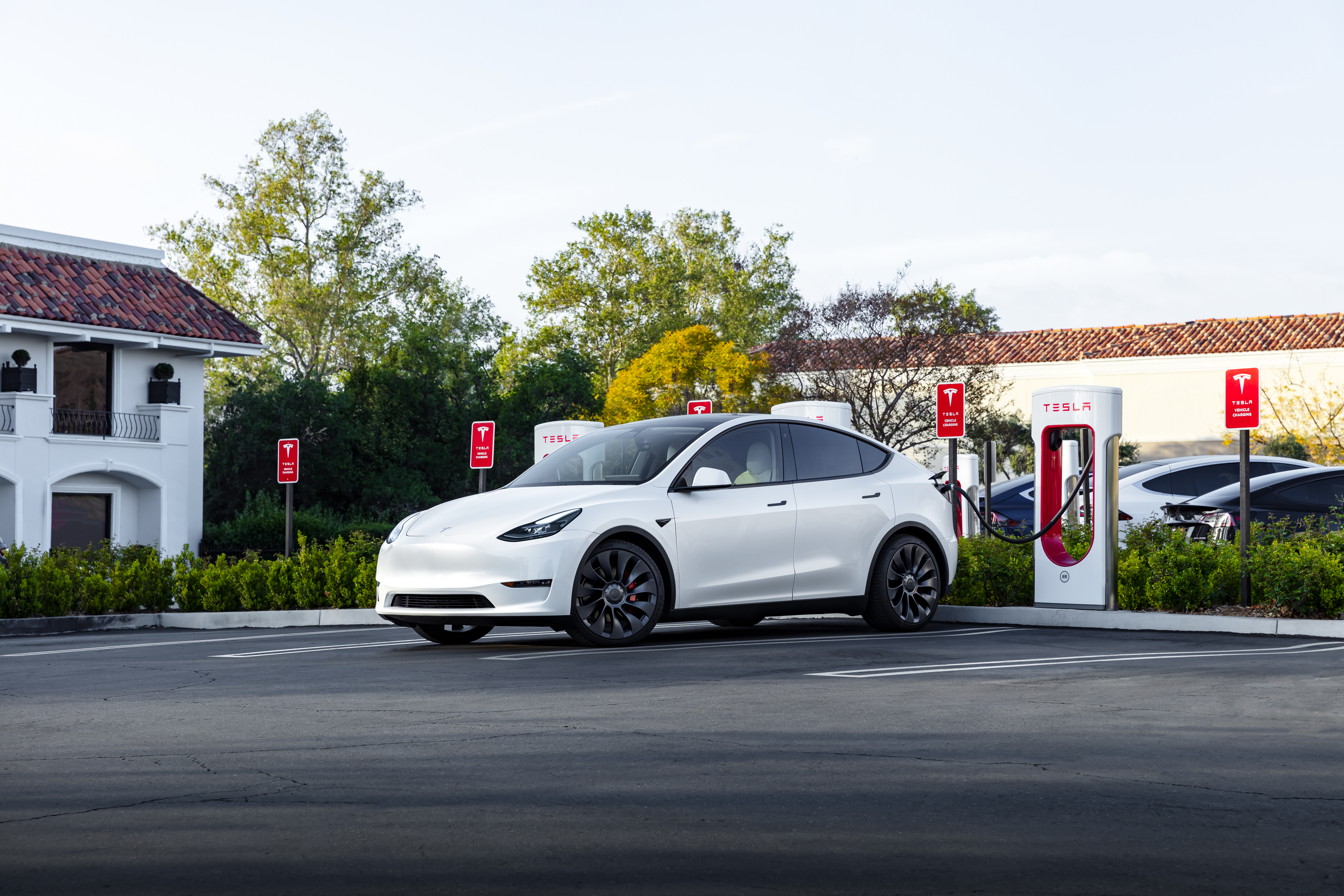 טסלה סופרצ'ארג'ר. צילום: Tesla
