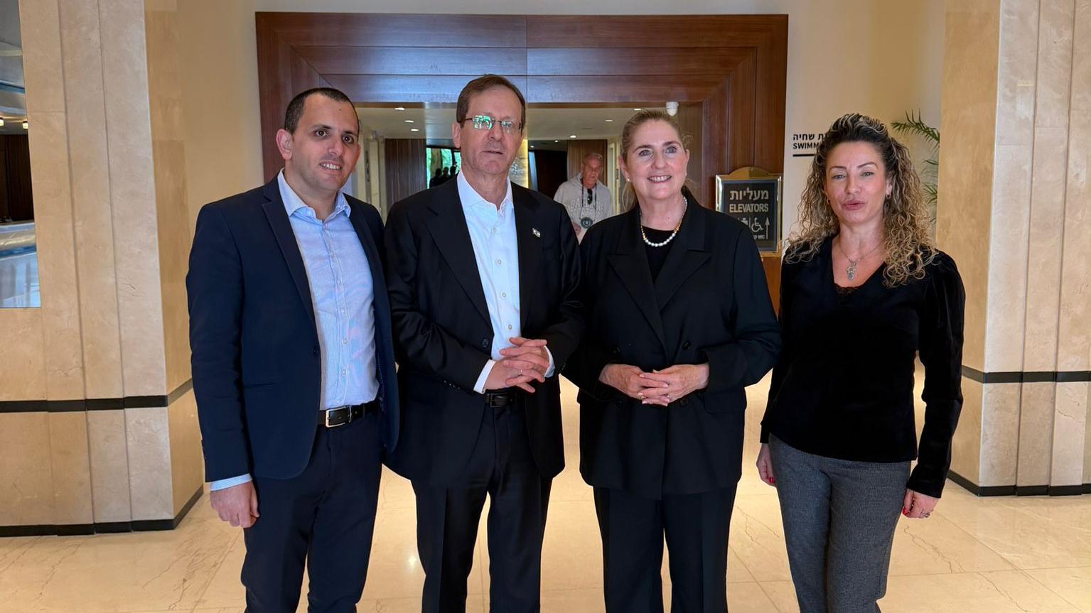 מימין: שני אזולאי מנכ״לית רשת בראון מבית ישראל קנדה, כבוד נשיא המדינה ורעייתו יצחק ומיכל הרצוג ואיתי אבני מנהל איזור ירושלים של הרשת. קרדיט: 
