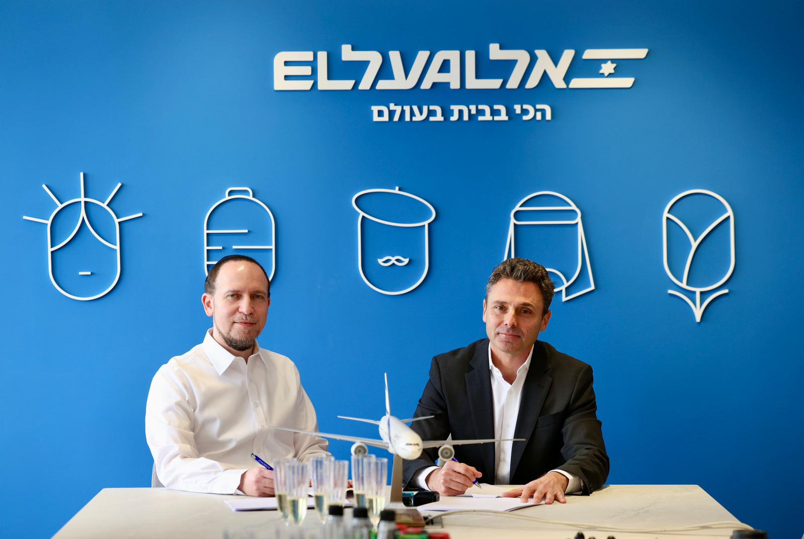 Генеральный директор Isracard Итамар Фурман и генеральный директор клуба постоянных пассажиров и fly card Моше Моргенштерн. Фото: Йогев Бергер