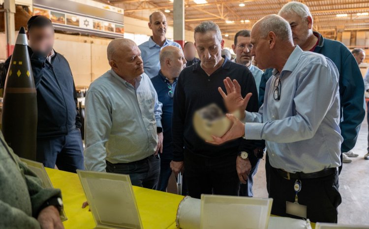 ביקור מנכ״ל משרד הביטחון בקו הייצור באלביט מערכות במהלך שאגת הארי. צילום: משרד הביטחון .