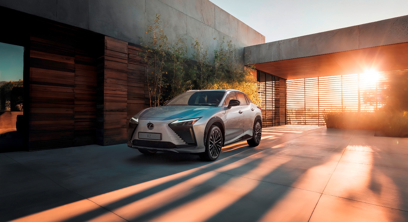 לקסוס RZ החשמלית החדשה. צילום: LEXUS