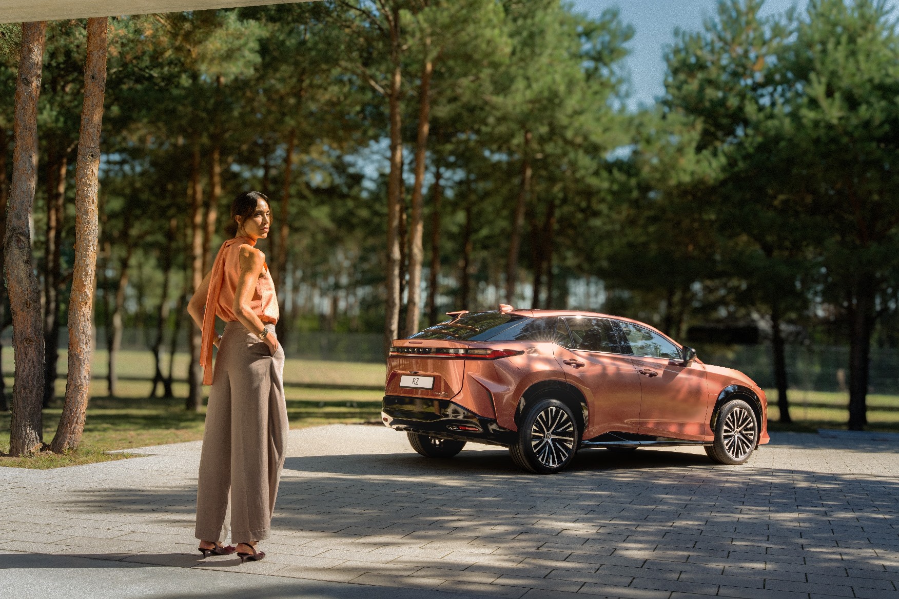 לקסוס RZ החשמלית החדשה. צילום: LEXUS