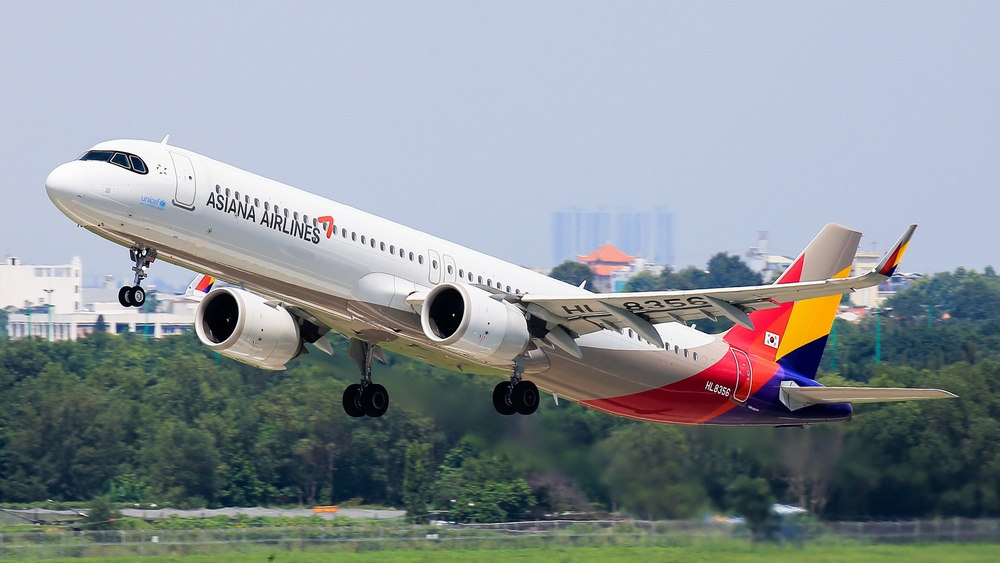 Asiana Airlines/ Shutterstock